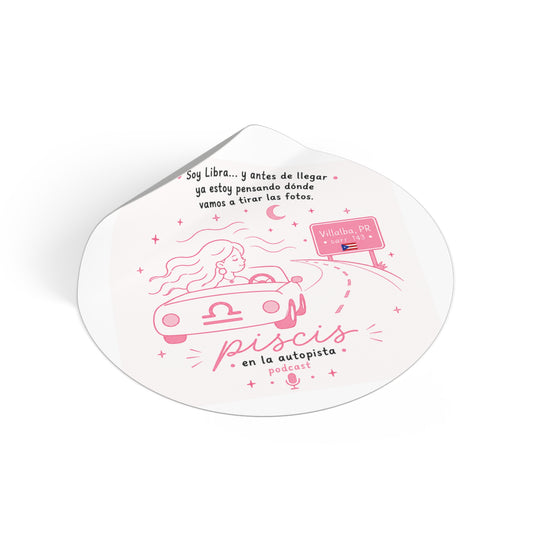 Round Zodiac Podcast Sticker — “Soy Libra… y antes de llegar ya estoy pensando dónde vamos a tirar las fotos” (Piscis en la Autopista)