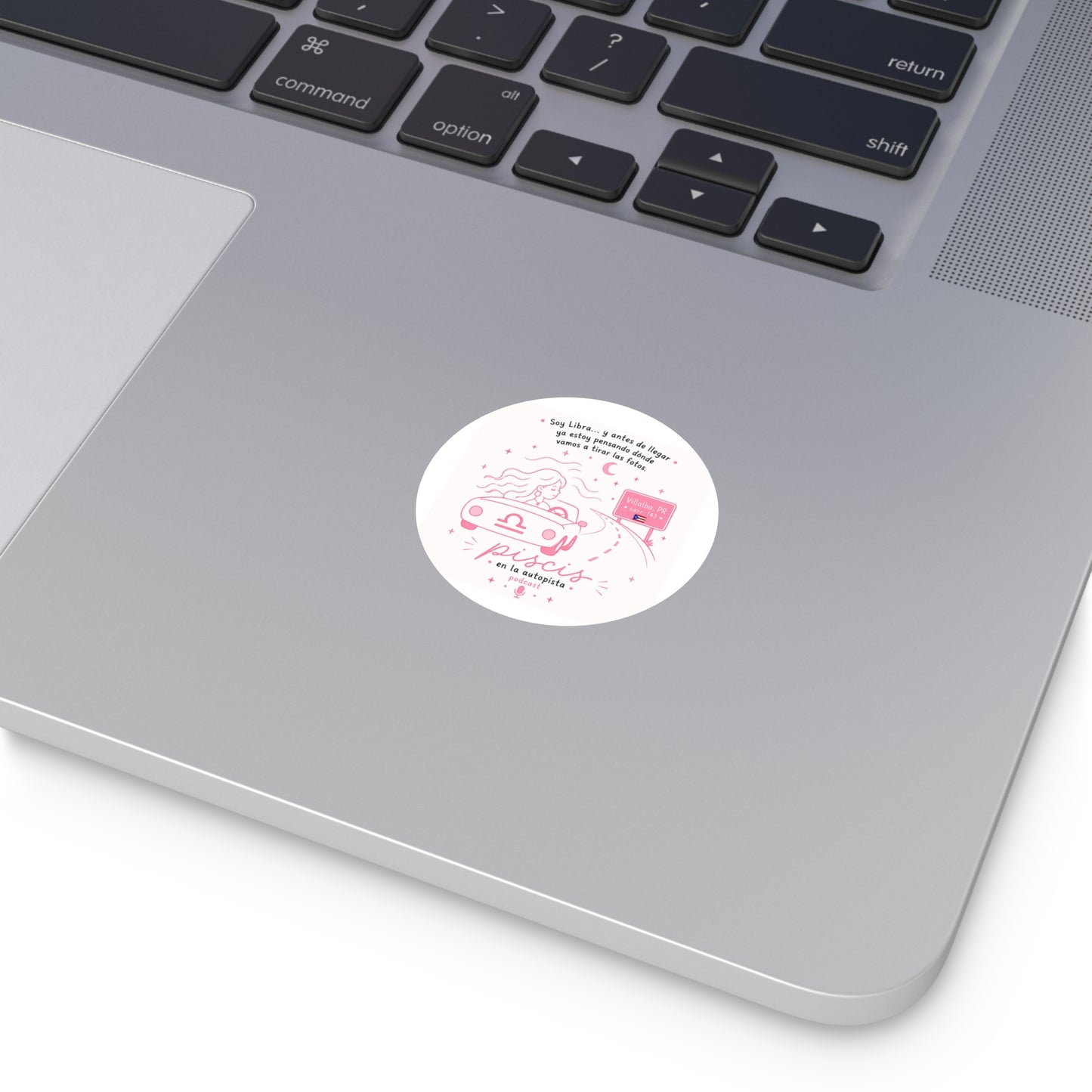 Round Zodiac Podcast Sticker — “Soy Libra… y antes de llegar ya estoy pensando dónde vamos a tirar las fotos” (Piscis en la Autopista)